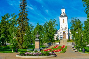 Finlandiya, Kuopio 'daki Snellman Park' ın arkasındaki katedral..