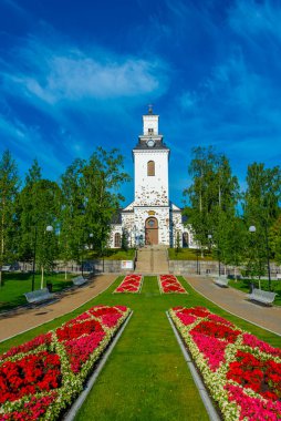Finlandiya, Kuopio 'daki Snellman Park' ın arkasındaki katedral..