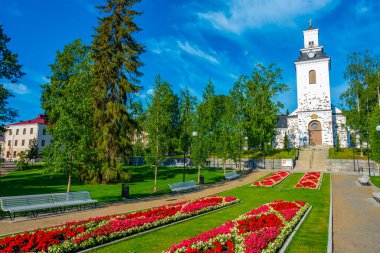 Finlandiya, Kuopio 'daki Snellman Park' ın arkasındaki katedral..