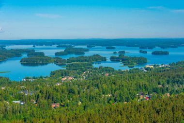 Finlandiya 'nın Kuopio kentini çevreleyen adaların Panorama manzarası.