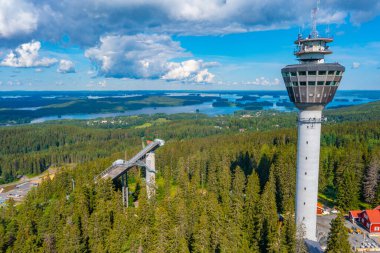 Finlandiya 'nın Kuopio kentinde Puijo kulesi ve kayakla atlama sporları kompleksi.