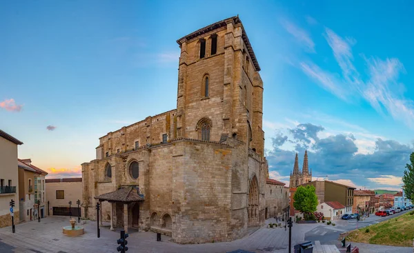 İspanya 'nın Burgos kentindeki San Esteban kilisesinin gün batımı manzarası.