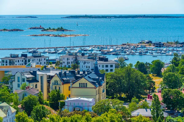 Güneşli bir günde Finlandiya 'nın Hanko kentindeki liman manzarası.