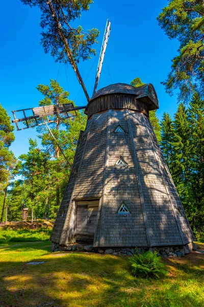 Drewniany Wiatrak Seurasaari Skansen Helsinkach Finlandia — Zdjęcie stockowe