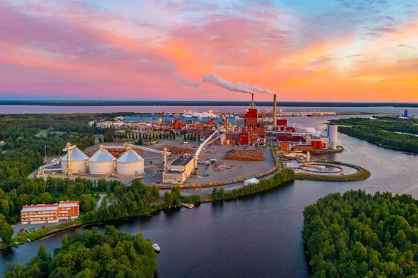 Finlandiya 'nın Oulu kentindeki kağıt fabrikasının Panorama manzarası.