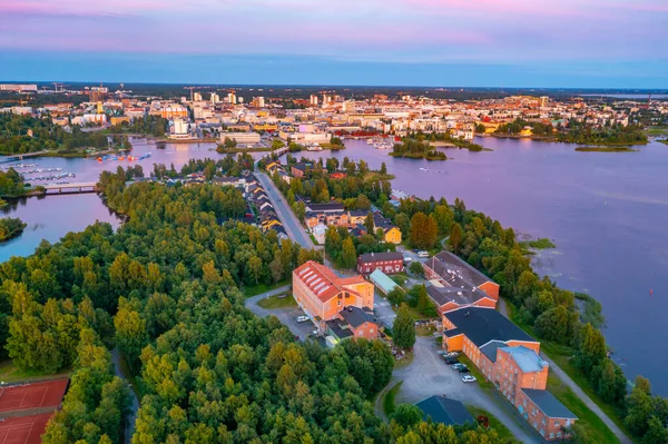 Oulu, Finlandiya 'daki konut binalarının günbatımı görüntüsü.