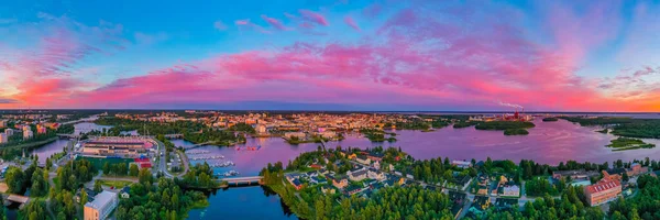 Finlandiya 'nın Oulu kentinin günbatımı manzarası.