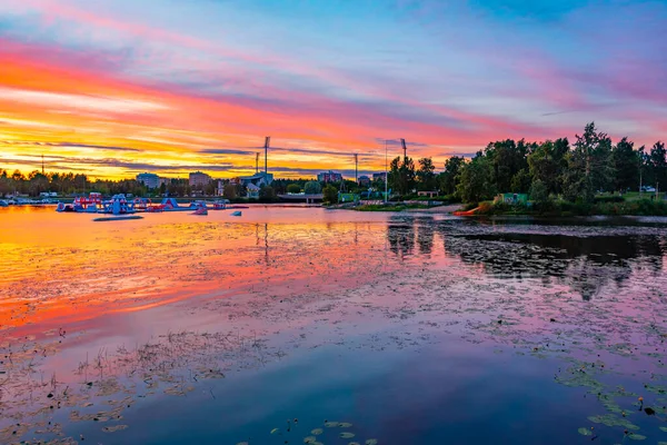 Finlandiya 'nın Oulu kenti yakınlarındaki bir denizde gün batımını yansıtır..