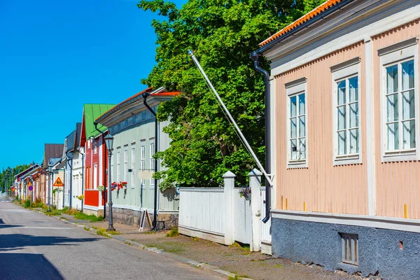 Finlandiya 'nın Neristan ilçesinde renkli kereste evleri Kokkola.