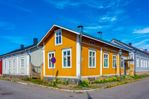 フィンランドの町ココラのネリスタン地区にカラフルな木の家 — ストック写真