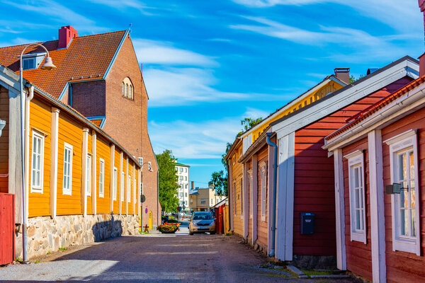 Красочные деревянные дома в Неристанском районе финского города Якобстад.