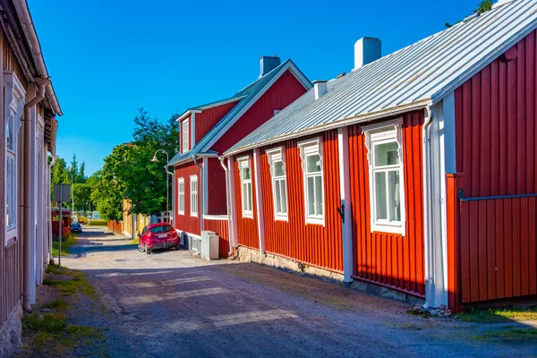 Finlandiya 'nın Neristan ilçesindeki renkli kereste evleri Jakobstad.