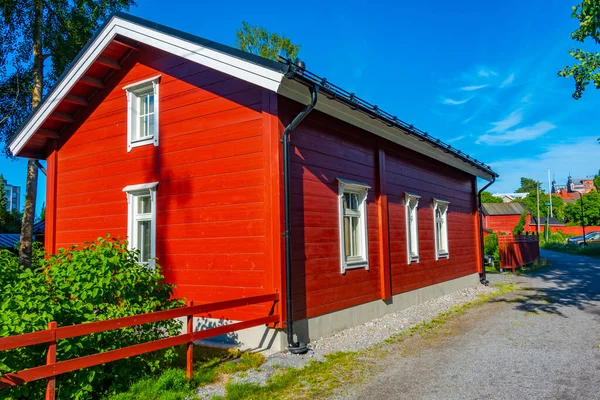 フィンランドの町のネリスタン地区にあるカラフルな木の家 Jakobstad — ストック写真