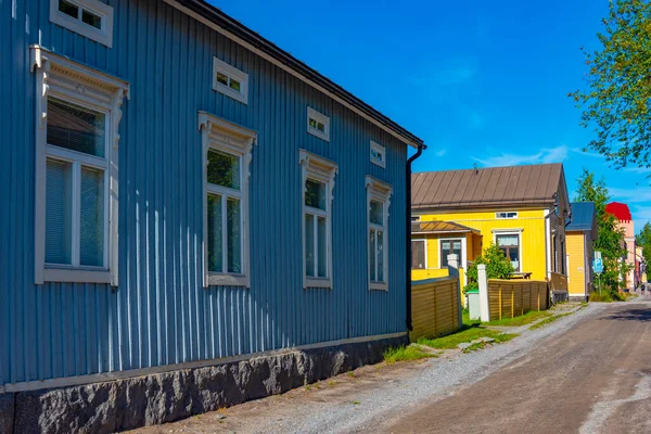 Finlandiya 'nın Neristan ilçesindeki renkli kereste evleri Jakobstad.