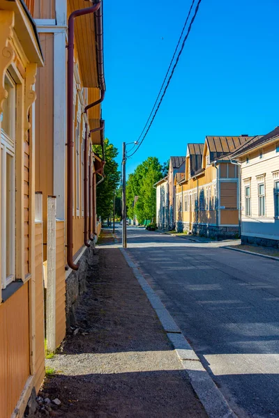 Finlandiya 'nın Neristan ilçesindeki renkli kereste evleri Jakobstad.