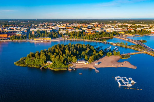 Finlandiya 'nın Vaasa kentinin günbatımı manzarası.