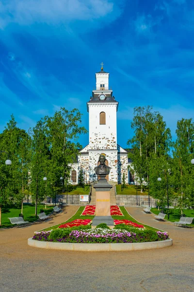 Finlandiya, Kuopio 'daki Snellman Park' ın arkasındaki katedral..