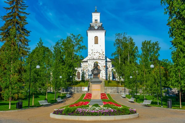 Finlandiya, Kuopio 'daki Snellman Park' ın arkasındaki katedral..