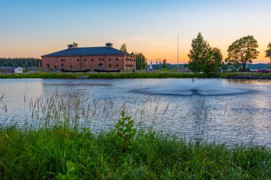 Finlandiya 'daki Savonlinna Riihisaari Müzesi' nin gün batımı görünümü.