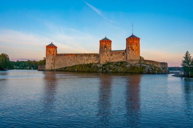 Savonlinna, Finlandiya 'daki Olavinlinna şatosunun gün batımı manzarası.
