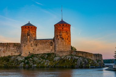 Savonlinna, Finlandiya 'daki Olavinlinna şatosunun gün batımı manzarası.