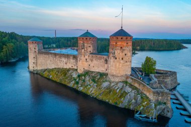 Savonlinna, Finlandiya 'daki Olavinlinna şatosunun gün batımı manzarası.