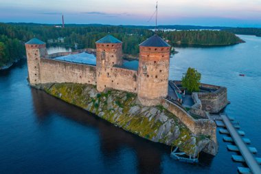 Savonlinna, Finlandiya 'daki Olavinlinna şatosunun gün batımı manzarası.