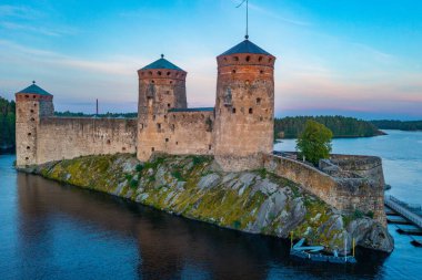 Savonlinna, Finlandiya 'daki Olavinlinna şatosunun gün batımı manzarası.