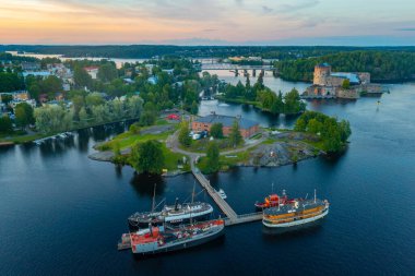 Savonlinna, Finlandiya 'daki Olavinlinna kalesi ve Riihisaari Müzesi' nin gün batımı manzarası.