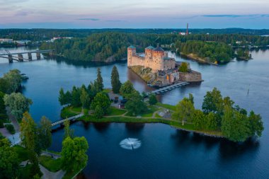 Finlandiya Savonlinna 'daki Olavinlinna şatosunun günbatımı manzarası.