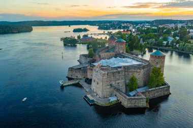 Finlandiya Savonlinna 'daki Olavinlinna şatosunun günbatımı manzarası.