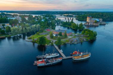 Savonlinna, Finlandiya 'daki Olavinlinna kalesi ve Riihisaari Müzesi' nin gün batımı manzarası.