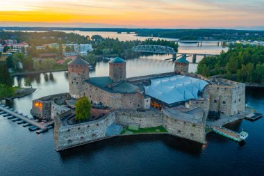 Finlandiya Savonlinna 'daki Olavinlinna şatosunun günbatımı manzarası.