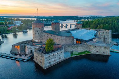 Finlandiya Savonlinna 'daki Olavinlinna şatosunun günbatımı manzarası.