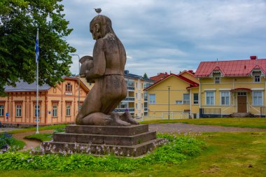 Savonlinna 'nın Finlandiya katedralinin önündeki kahraman heykeli.