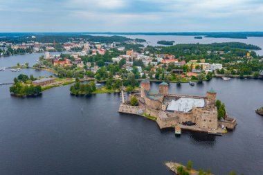 Savonlinna, Finlandiya 'daki Olavinlinna kalesinin panoraması.