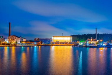 Lahti, Finlandiya 'daki Sibelius Hall' un gece görüşü.