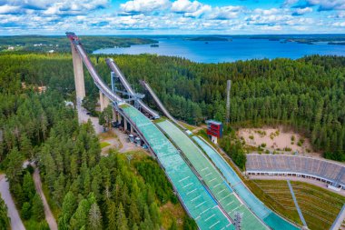 Finlandiya 'nın Lahti kasabasında kayakla atlama stadyumu.