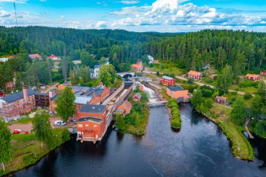 Finlandiya 'daki tarihi Verla kağıt fabrikasının panorama görüntüsü.