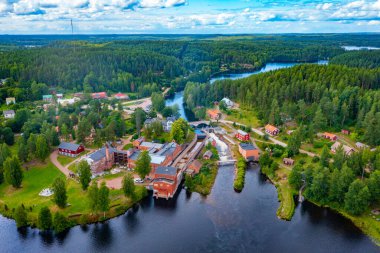 Finlandiya 'daki tarihi Verla kağıt fabrikasının panorama görüntüsü.