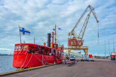 Finlandiya 'nın Kotka limanında tarihi vinç.