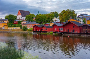 Finlandiya 'nın Porvoo kasabasında kırmızı ahşap barakalar.
