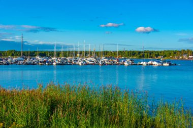 Loviisa, Finlandiya 'da bir marina manzarası..