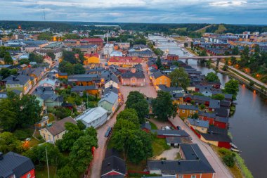 Porvoo, Finlandiya 'da günbatımı renkli kereste evleri.