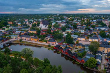 Finlandiya 'nın Porvoo kentinin günbatımı manzarası.