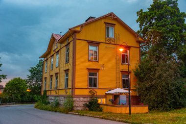 Porvoo, Finlandiya 'da günbatımı renkli kereste evleri.