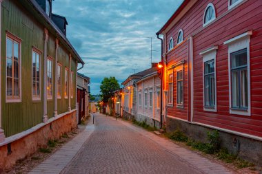 Porvoo, Finlandiya 'da günbatımı renkli kereste evleri.