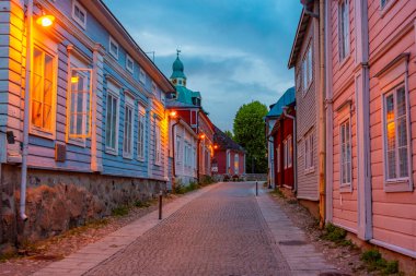 Porvoo, Finlandiya 'da günbatımı renkli kereste evleri.