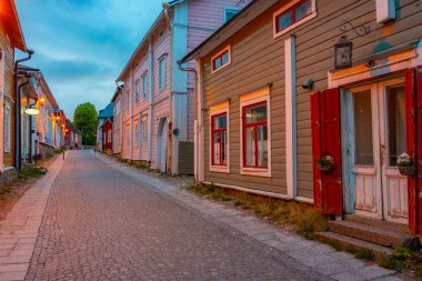 Porvoo, Finlandiya 'da günbatımı renkli kereste evleri.