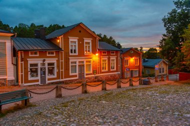 Porvoo, Finlandiya 'da günbatımı renkli kereste evleri.